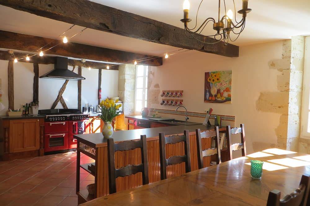 Magnifique maison en pierre, piscine chauffée et vues sur la campagne vallonnée in Gondrin, Gers