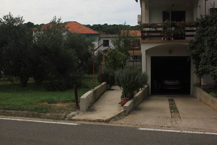 Ganze Wohnung, 2-Zimmer-Ferienwohnung mit Terrasse und Meerblick Kraj (Pasman) A-8502-a in Ugrinici, Kraj