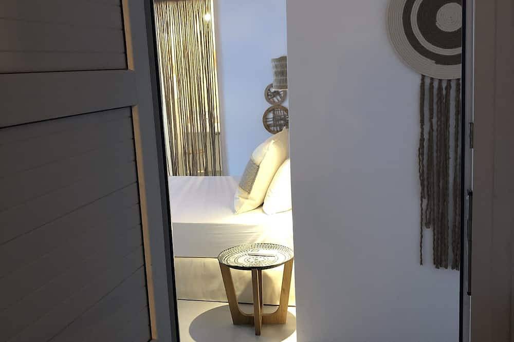 Modern villa with a stunning sea view and a swimming pool in Milos