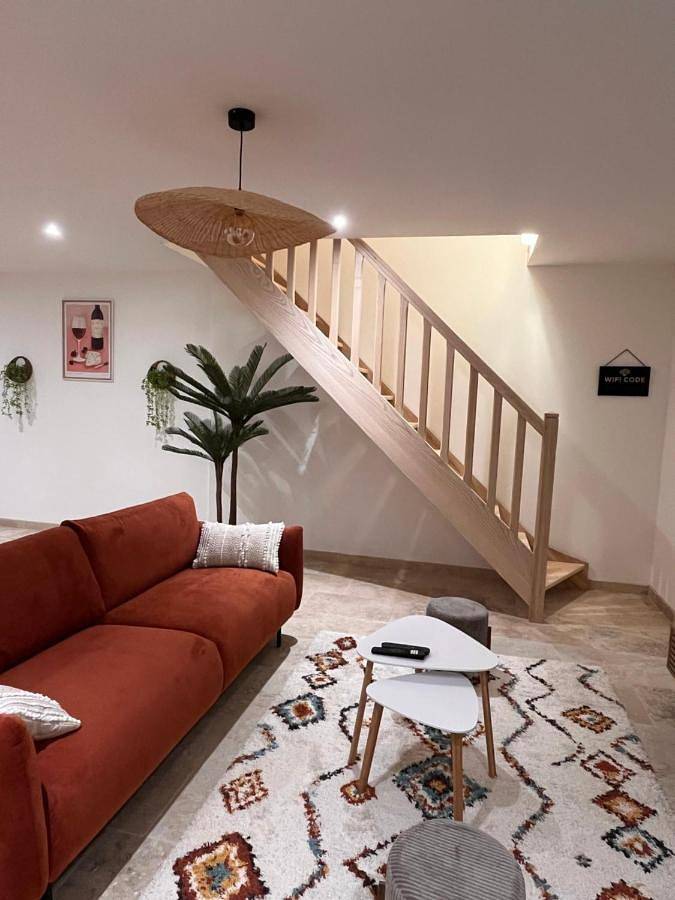 Three-Bedroom House in Esclottes, Région de Marmande