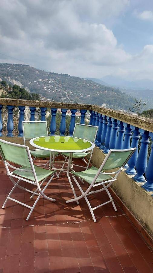 Gîte pour 4 personnes, avec Balcon ainsi que Terrasse et Vue à Contes - 4