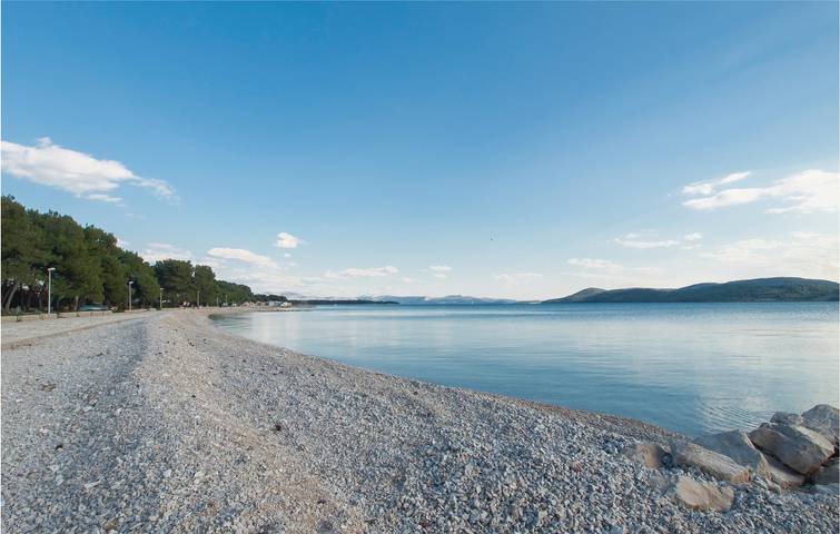 Entire holiday apartment, Cozy Apartment with Terrace, Wi-Fi & Parking, 1.5km to Beach in Jadrija, Šibenik-Knin