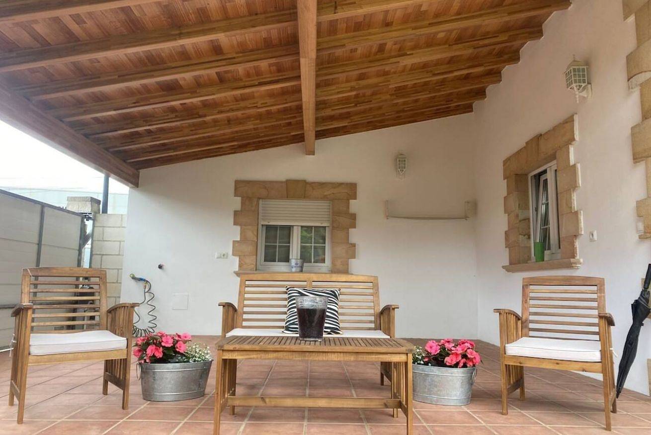 Apartamento entero, Acogedor Apartamento con Aire Acondicionado, Jardín y Wi-Fi. ¡Ideal para Estancias! in Los Corrales de Buelna, Costa de Cantabria