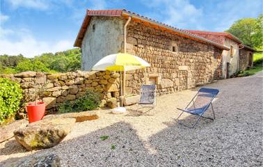 Gîte pour 6 personnes, avec jardin ainsi que terrasse et vue à Essertines-en-Châtelneuf