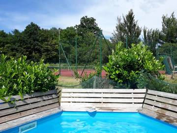 Gîte pour 12 personnes, avec piscine ainsi que jardin et vue, animaux acceptés à Crux-la-Ville