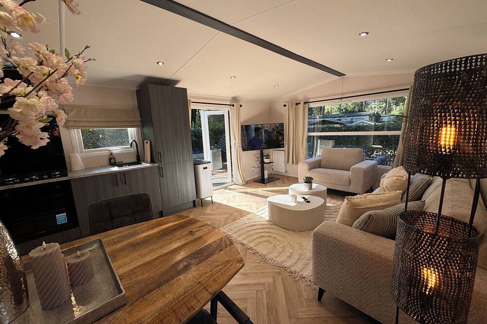 Deluxe chalet with private outside jacuzzi. in Veluwe
