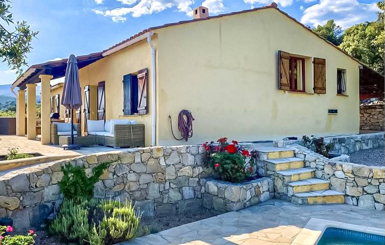 Location de vacances pour 8 personnes, avec Terrasse et Jardin à Mons (Var)