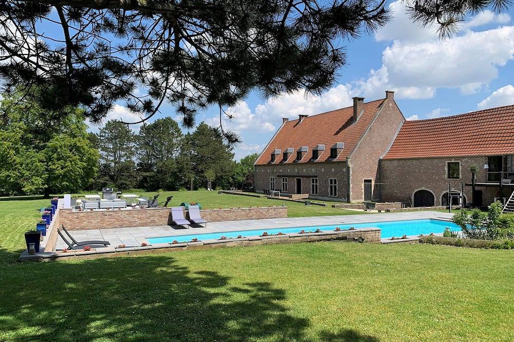 De luxe Chapeauveau boerderij met zwembad voor 8 -13 personen in Hélécine, Waals-Brabant