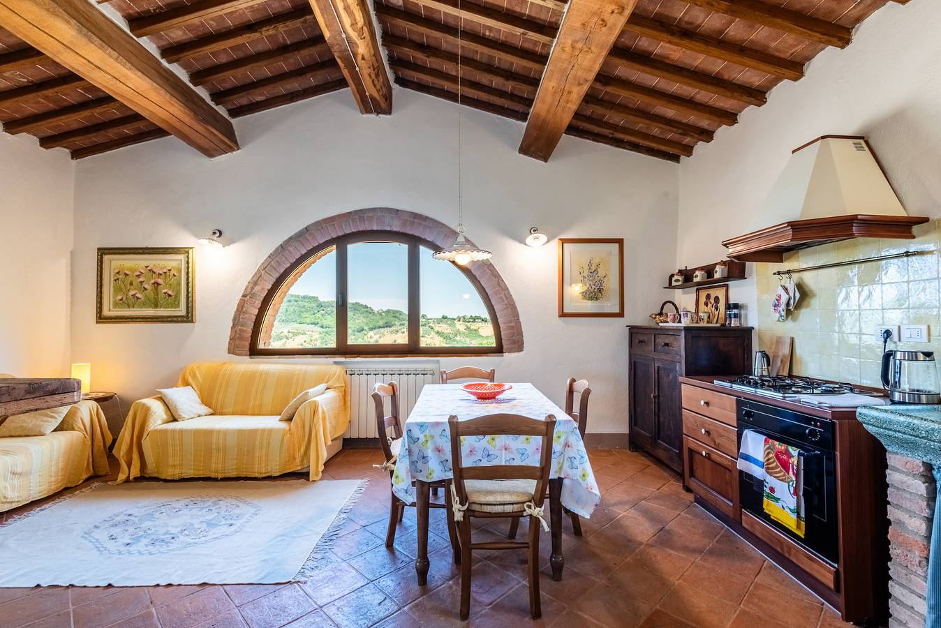 Entire apartment, Apartment 'Casa Rurale Panoramica' with Mountain View, Shared Pool and Wi-Fi in Radicondoli, Siena Province