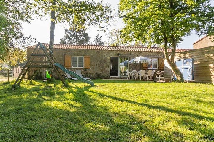 Gîte pour 5 personnes, avec jardin et piscine, animaux acceptés