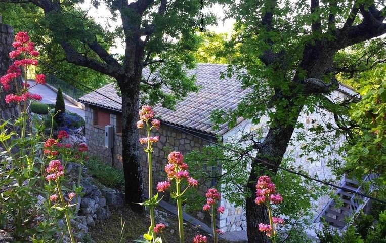 Location de vacances pour 6 personnes, avec jardin et terrasse à Coursegoules - 2