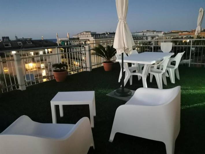 Appartamento per 4 persone, con Balcone e Terrazza nonché Panorama a Falconara Marittima