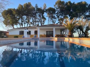 Casa rural para 12 personas, con jardín además de vistas y piscina en Manzanares