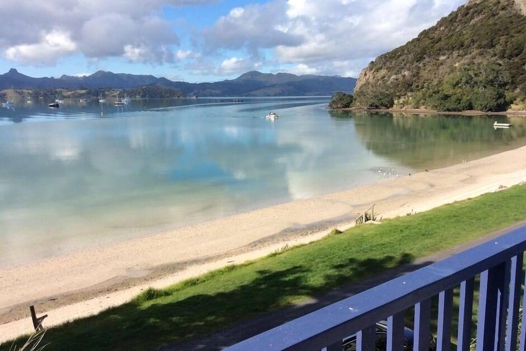 Ganze Wohnung, Waterfront ~ Beachfront Lower Apartment in Coromandel, Waikato