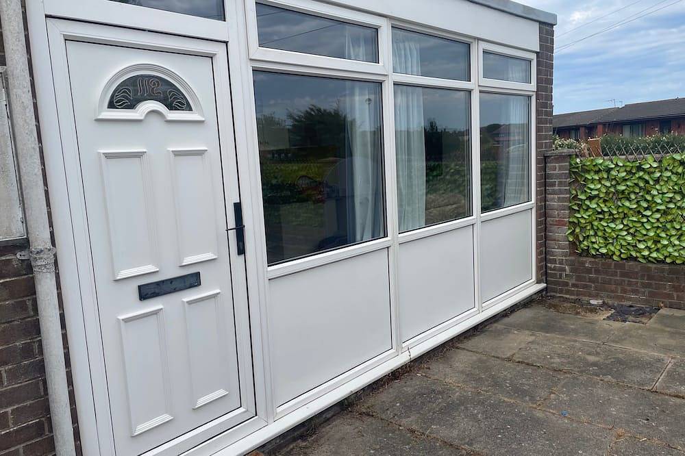 2 Bed Lodge Sleeps 4- Pets, Parking, 2min to Beach in Chapel St. Leonards, Lincolnshire