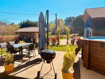 Gîte pour 2 personnes, avec jardin ainsi que vue et piscine à Capdrot