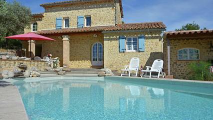 Cottage pour 6 personnes, avec terrasse ainsi que jardin et piscine à Les Mages
