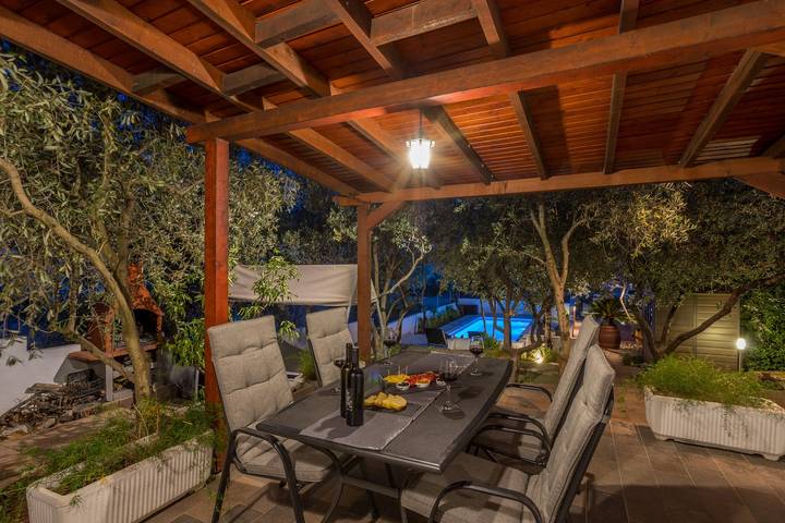 Dom dla 4 osób, z balkon/ taras i basen, zwierzęta dozwolone w Stari Grad