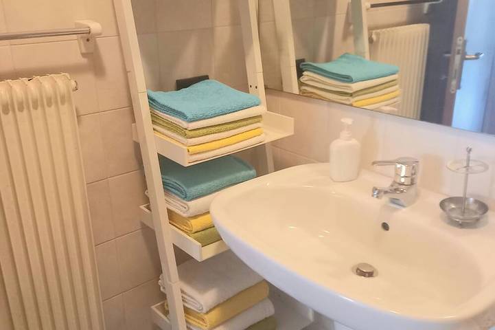Apartamento entero, Tranquilo, cerca de la Playa, con Aparcamiento Privado. Se Admiten Mascotas. in Riva del Garda, Montañas Garda