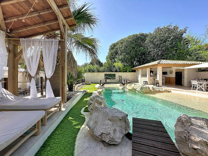 Location de vacances pour 10 personnes, avec terrasse et jardin à Nîmes