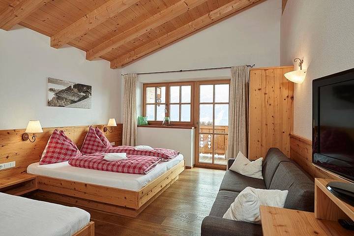 Ferienwohnung für 3 Personen, mit Balkon und Terrasse sowie Garten und Pool in Zell am See