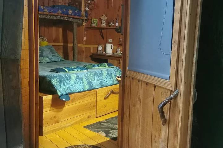 Cabane en bois pour 6 personnes, avec balcon ainsi que jacuzzi et jardin, animaux acceptés