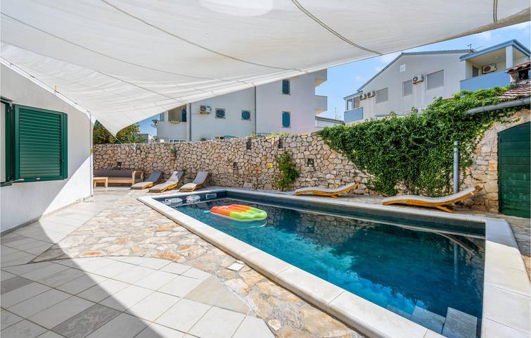 Ganze Ferienwohnung, Gemütlich, 2 km vom Strand entfernt: WLAN, Pool, Terrasse und Küche! in Općina Murter-Kornati, Murter