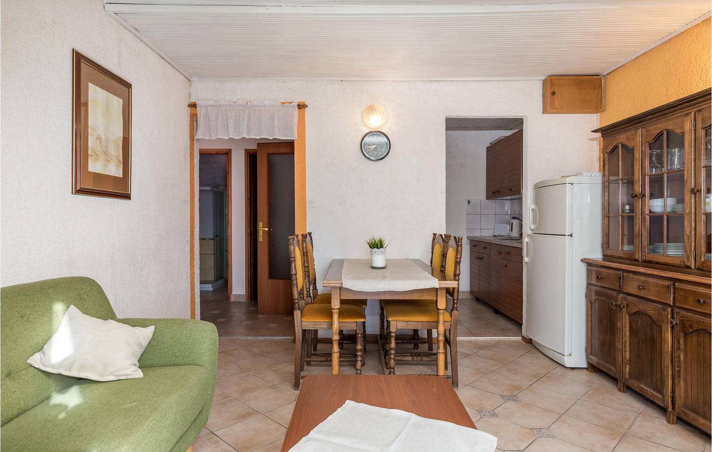 Ganze Ferienwohnung, Familienfreundliche Ferienwohnung mit Terrasse in der Nähe der Küste und des Stadtzentrums in Barbat na Rabu, Rab
