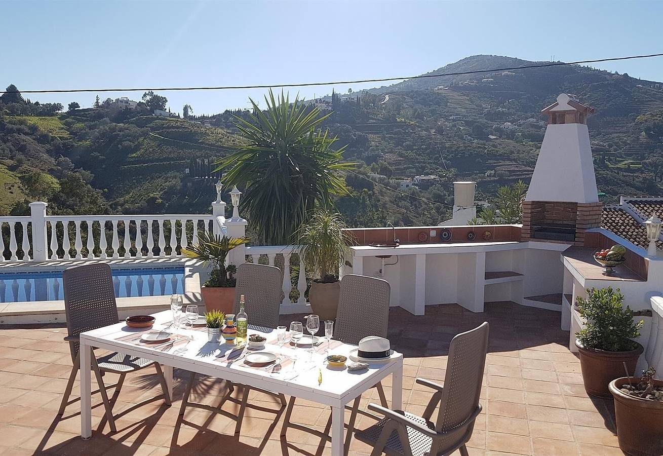 Casa de vacaciones "Cortijo Pura Vida" con vistas a la montaña, piscina, terraza y jardín in Cómpeta, Costa del Sol