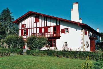 Location de vacances pour 15 personnes, avec piscine ainsi que jardin et balcon à Souraïde