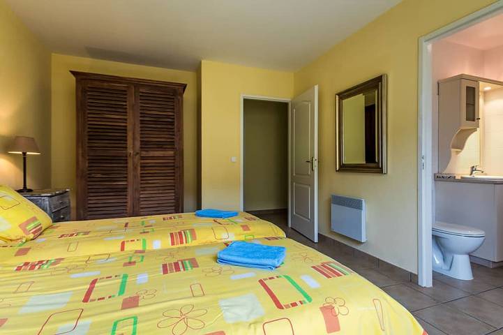 Location de vacances pour 6 personnes, avec terrasse ainsi que piscine et jardin à Les Forges - 3