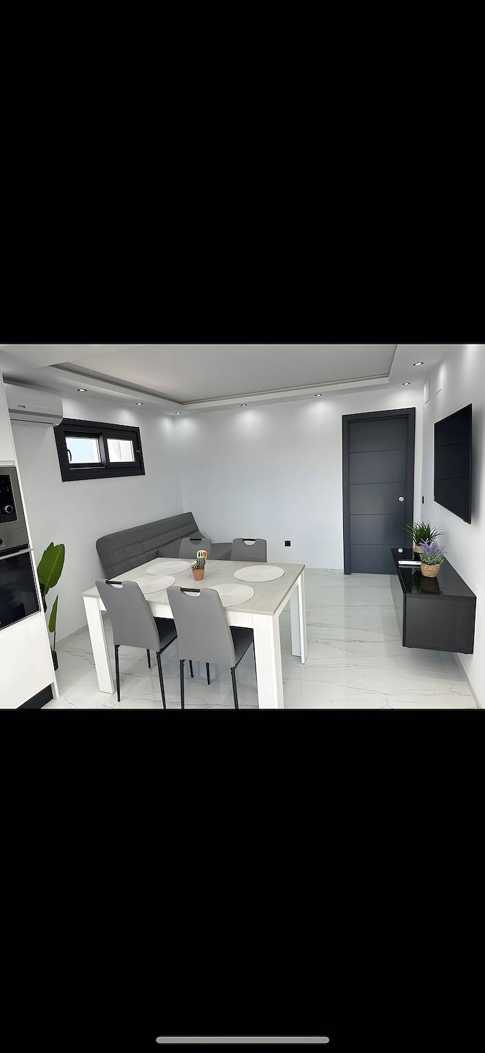 Apartamento entero, Apartamento 'Loft Roche Solo Parejas o Familias' con Piscina Privada, Wi-Fi y Aire Acondicionado in Conil de la Frontera, Costa de la Luz