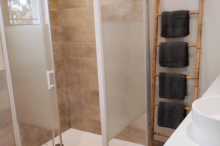 Location de vacances pour 7 personnes, avec balcon et jardin à Saint-Julien-de-Peyrolas - 4