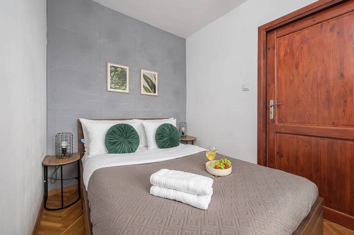 Ganze Wohnung, Lumina 3-room Apart w/ Balcony near Zoo in Warschau, Masowien