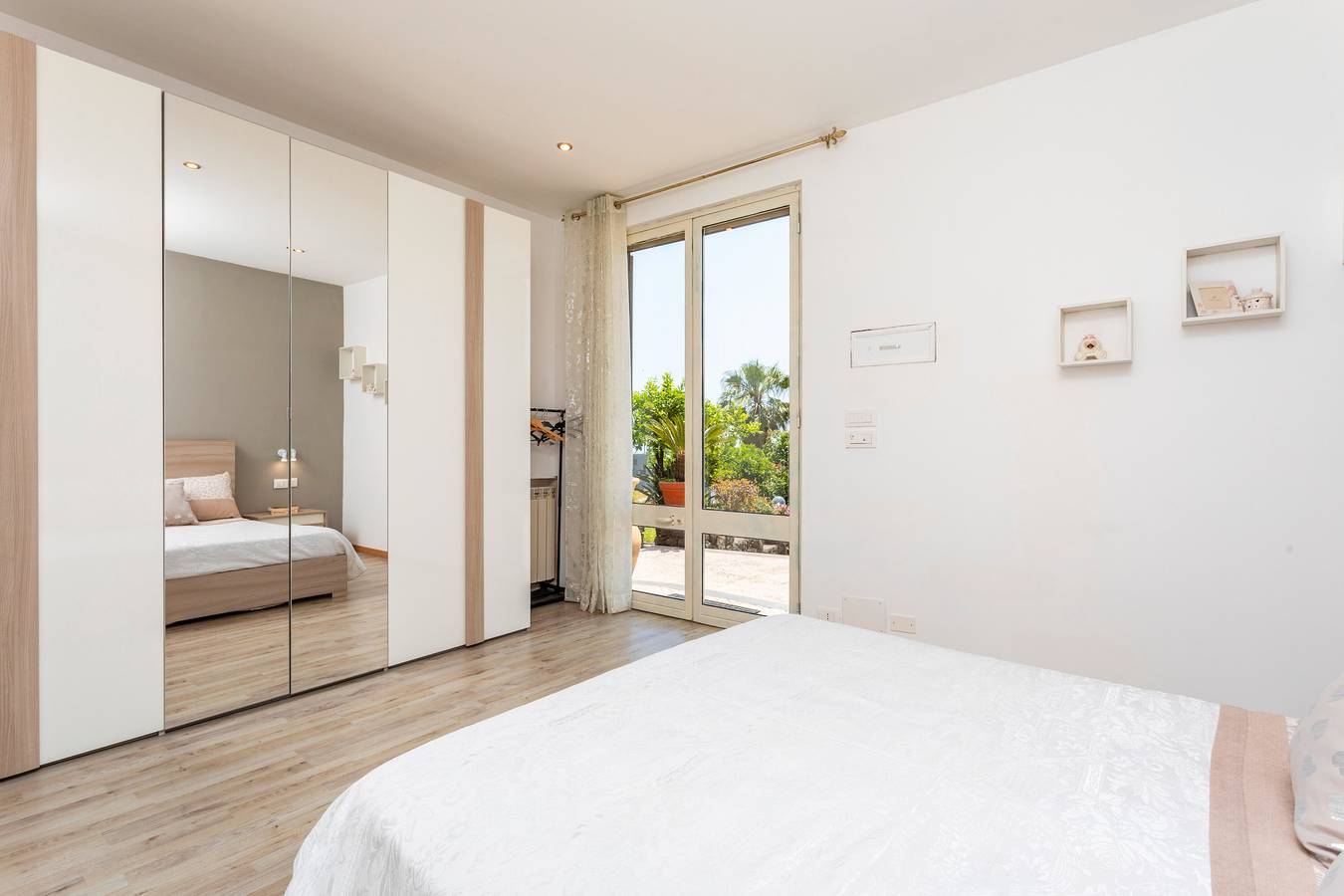 Ganze Wohnung, Apartment 'Giulia' mit Meerblick, privater Terrasse und privatem Garten in Ätna