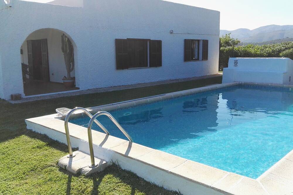 White washed villa with pool nr the beach at Pto Pollença in Port de Pollença, Pollença
