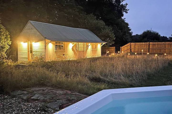 Cottage for 2 people, with garden, with pets in Surrey Hills