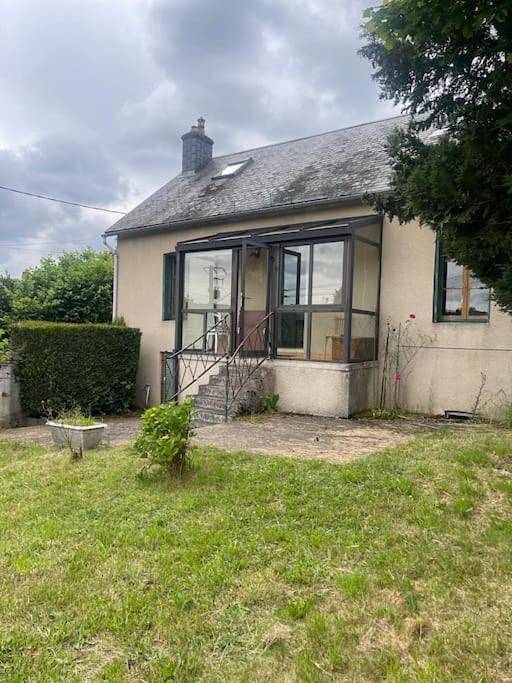 Location de vacances pour 3 personnes, avec jardin ainsi que balcon et vue à Anost