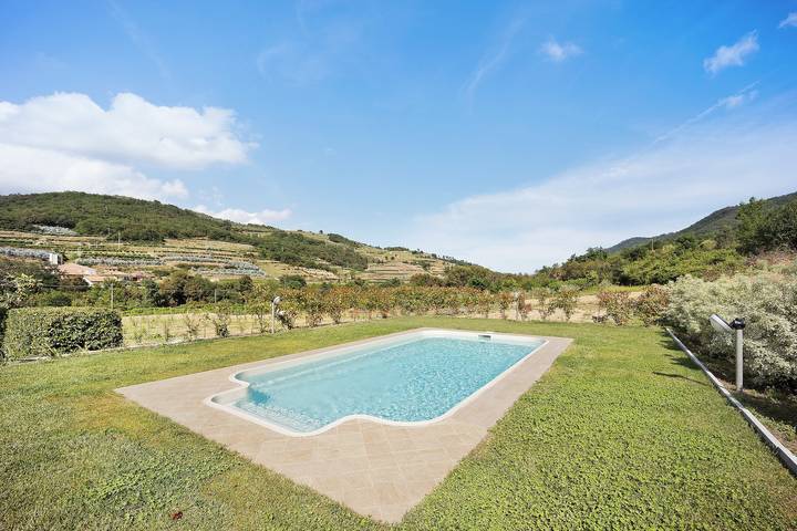 Geheel appartement, Appartement 'Mansarda Albero Verde met Zwembad' & Wi-Fi in Casanova Lerrone, Riviera di Ponente