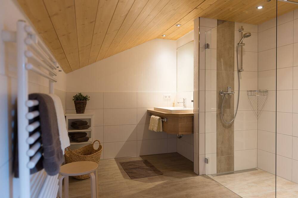 Entire apartment, Apartment 4 - water lily on the lake in Bad Wiessee, Bavarian Alps