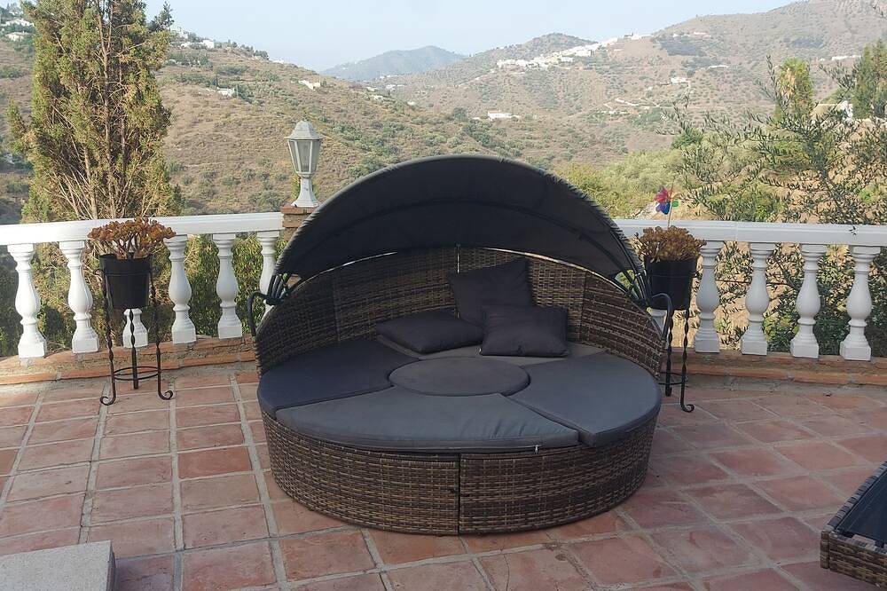 Villa  with 3 bedrooms and 4  bathrooms  and big private swimming pool in Cómpeta, Málaga Province