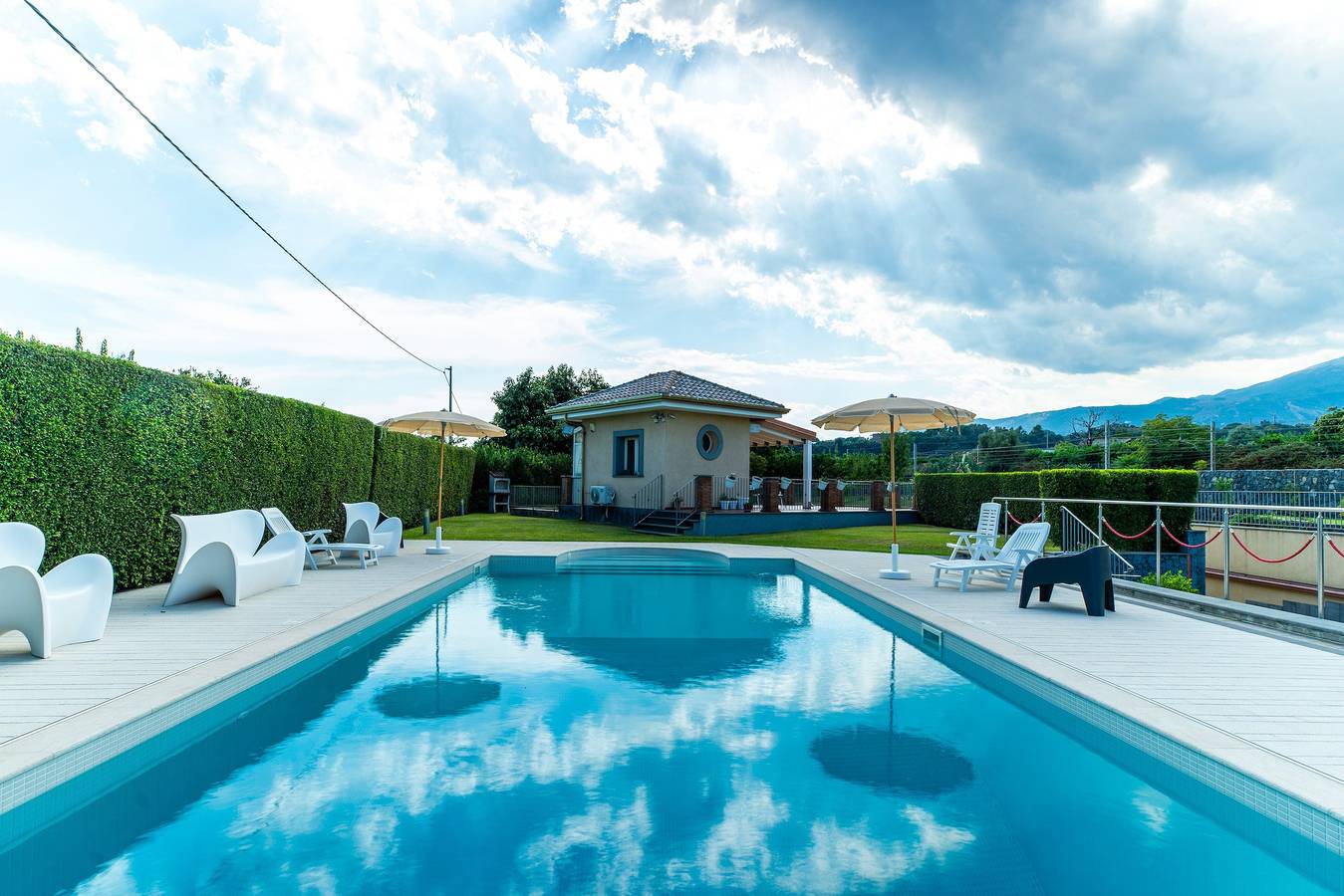 Casa vacanze 'Tropical House' con vista mare, piscina privata e Wi-Fi in Catania e dintorni