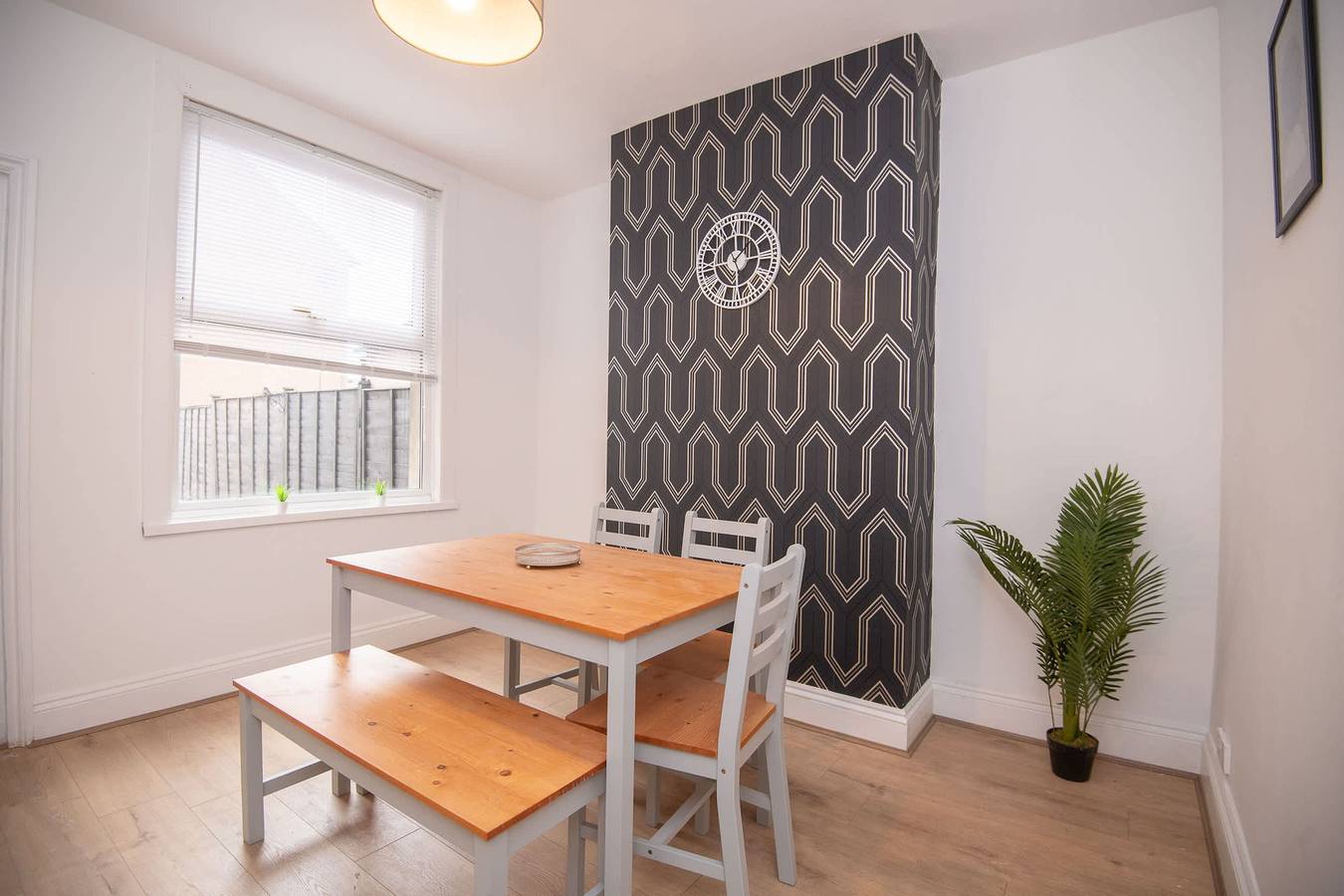 Modern 3 Bedroom Home in Central Rugby w Parking in Warwickshire