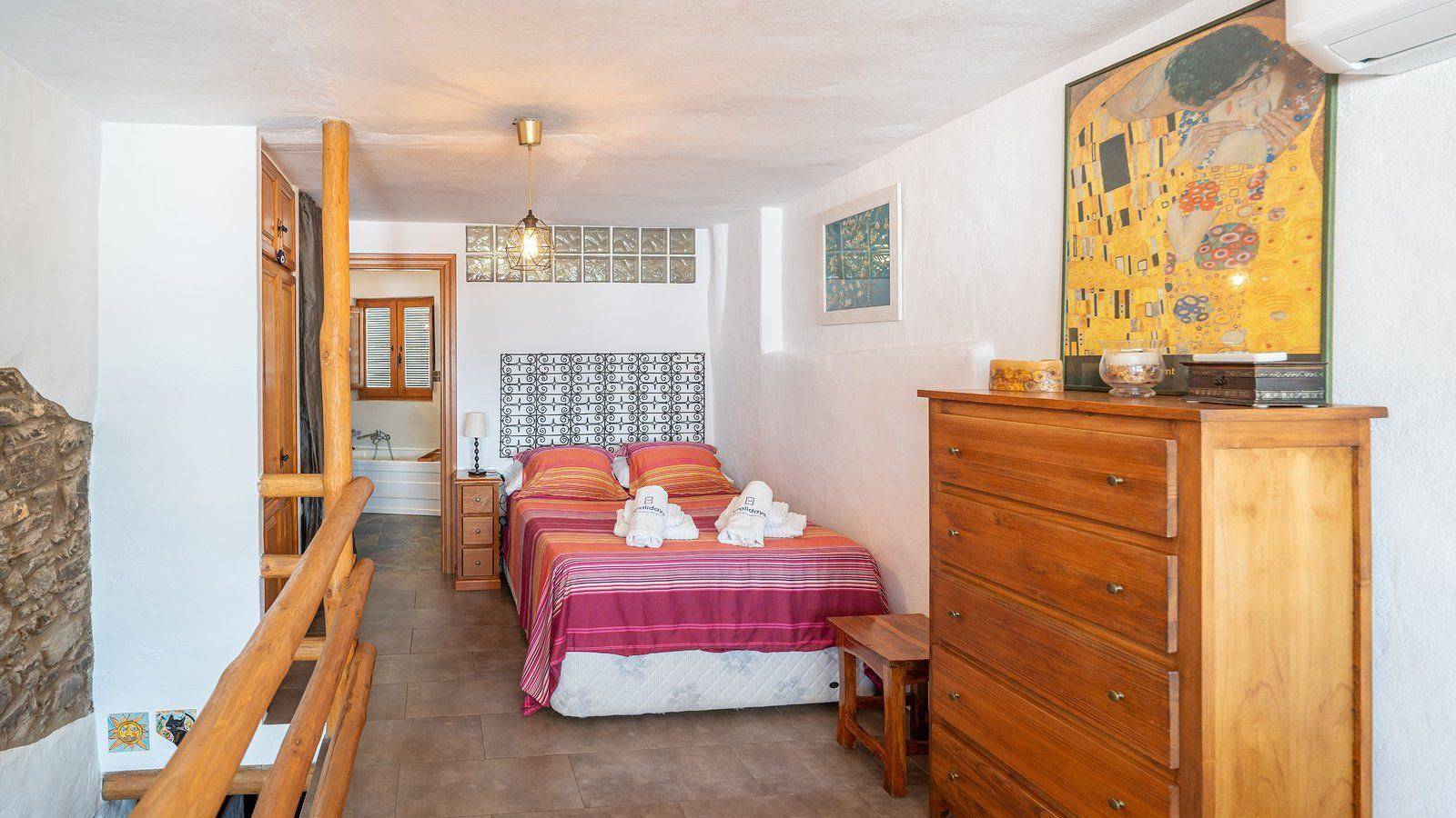 Villa confortable avec lave-linge, baignoire et climatisation - près du centre-ville et de la rivière in Genalguacil, Province de Málaga