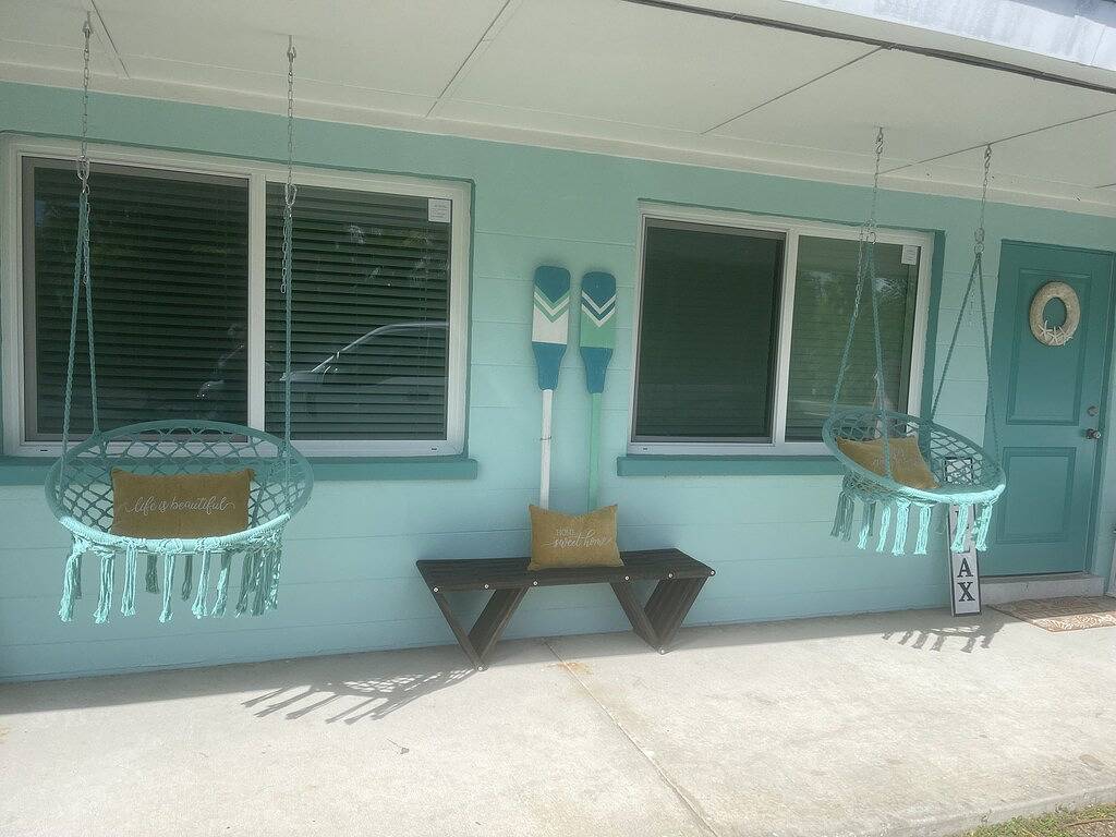 Charming 2bed Ami Beach Cottage 1/2 of a duplex, 3min walk to beach in Holmes Beach, Anna Maria Island