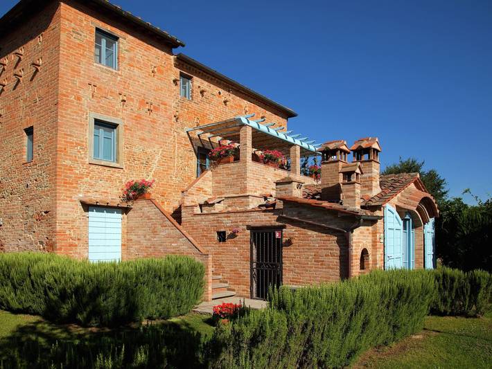 Agriturismo per 22 persone, con terrazza e piscina, adatto a famiglie con bambini in Val di Chiana