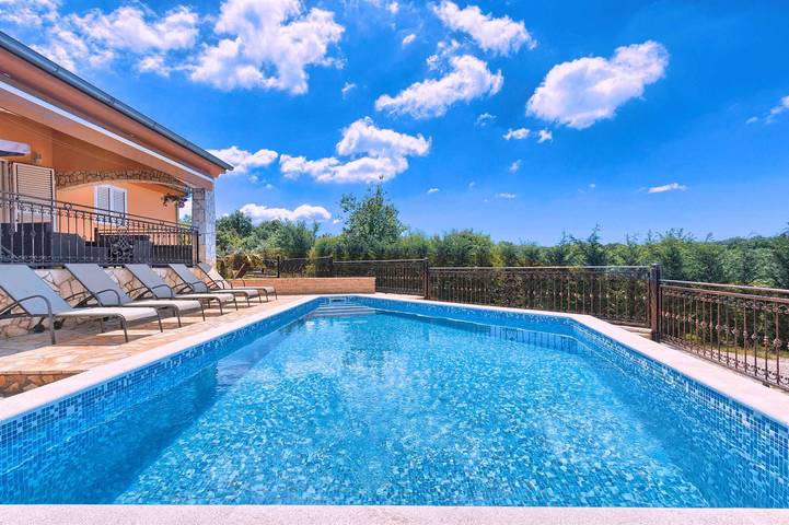 Gîte pour 10 personnes, avec piscine et jardin, adapté aux familles à Loborika - 4