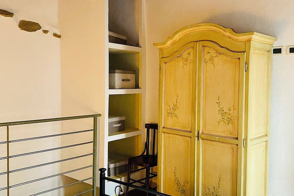 Rustic  Cottage by Gran Sasso: Steps away from Amazing Hiking Trails in Fagnano Alto, Gran Sasso