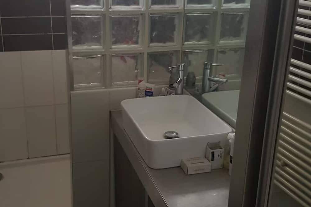 200 meters from the streetcar stop, room with shared bathroom, quiet! in Eysines, Bordeaux und Umgebung