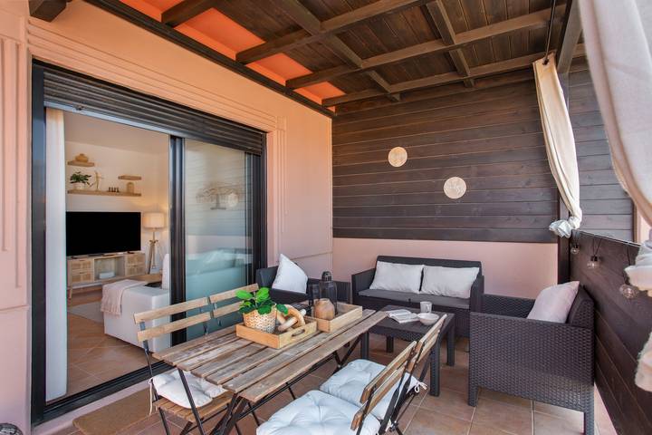 Entire apartment, Vacation 'Casa Del Amanecer' with Sea View, Shared Pool and Wi-Fi in La Oliva, Fuerteventura